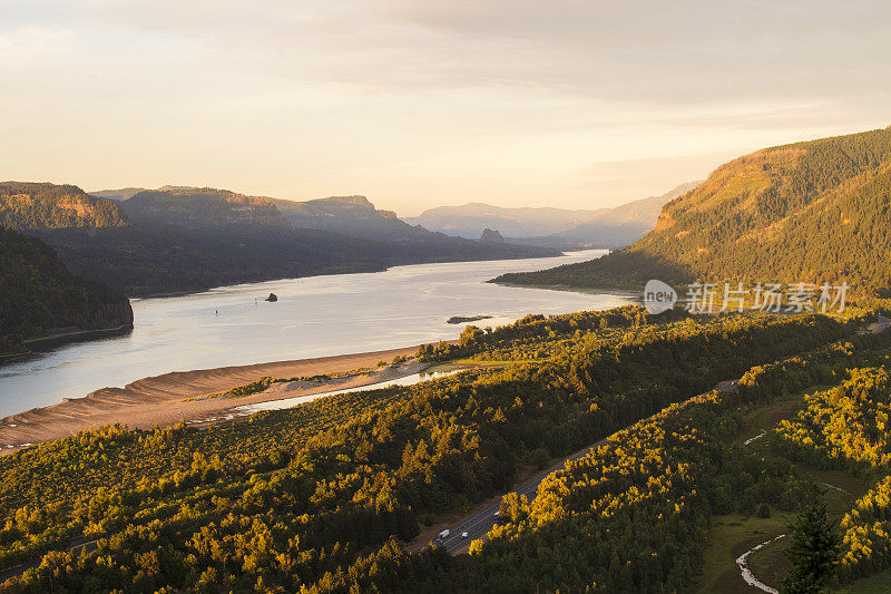 风景如画的哥伦比亚河从Crown Point Vista House